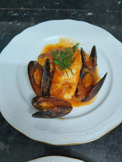 Una foto de Lomo de merluza y mejillones con pisto