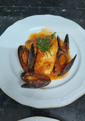 Una foto de Lomo de merluza y mejillones con pisto