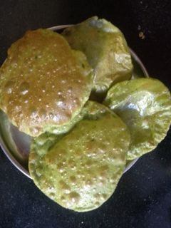 पालक की पूरी(Palak ki puri recipe in hindi) रेसिपी मुख्य फोटो