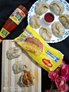 ভেজ ম্যাগি স্টাফ্ড মোমোস (Veg maggi stuffed momos recipe in bengali) রেসিপির প্রধান ছবি