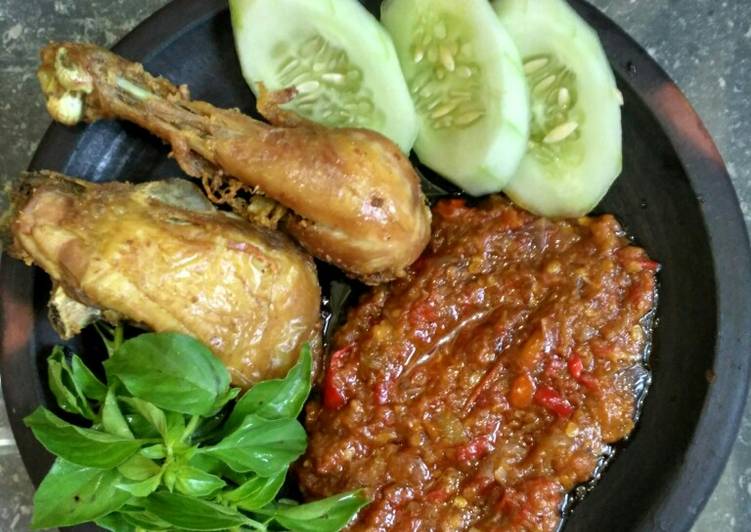 Resep Ayam Goreng Sambel Lalapan oleh Tiya Wulan - Cookpad