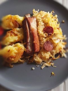 Sült oldalas káposztaágyon, dödöllével recept fotója