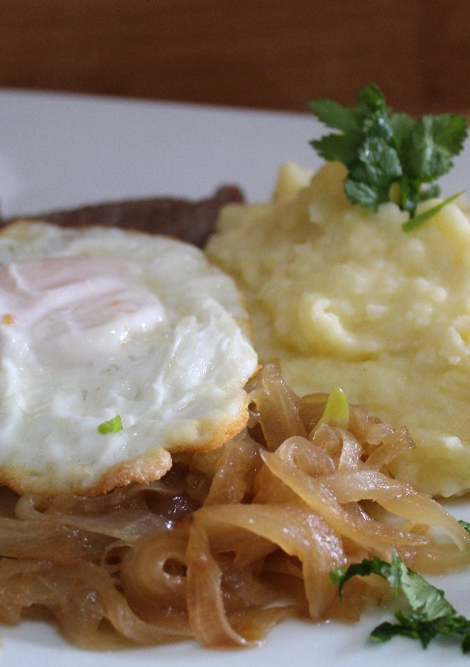 Una foto de Bistec a lo pobre con puré