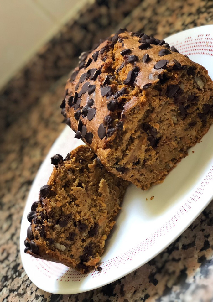 Una foto de Plum cake de zanahoria y chocolate
