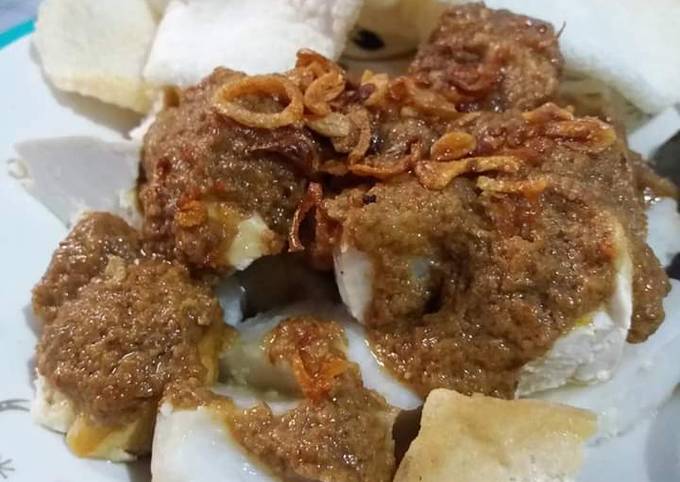 Kupat tahu bumbu kacang