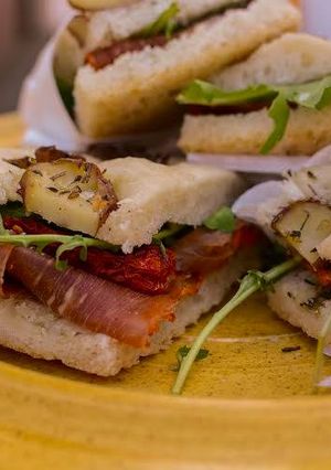 Una foto de Focaccia de papines + crudo + algo más!!