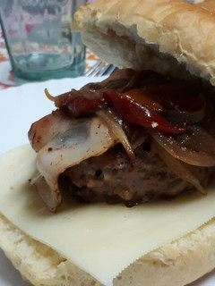 Una foto de Hamburguesa con cebolla y pimiento del piquillo caramelizado