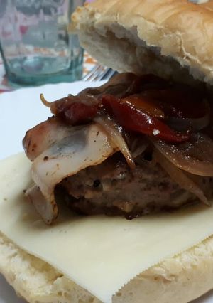 Una foto de Hamburguesa con cebolla y pimiento del piquillo caramelizado