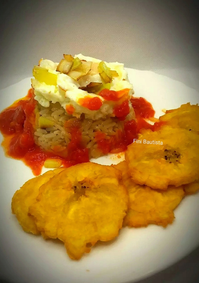 Una foto de Arroz a la cubana con plátano macho