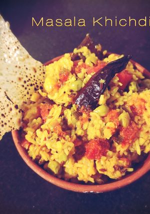 મસાલા ખીચડી (Masala Khichdi Recipe In Gujarati) રેસીપી મુખ્ય ફોટો