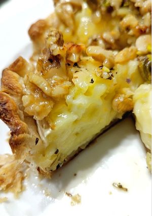 Una foto de Camembert al horno con frutos secos caramelizados