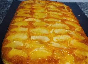 Una foto de 🍎 Torta de Manzana Invertida: El Sabor de la Abuela