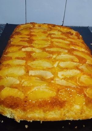 Una foto de 🍎 Torta de Manzana Invertida: El Sabor de la Abuela