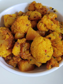 आलू गोभी की सब्जी (Aloo gobhi ki sabzi recipe in Hindi) रेसिपी मुख्य फोटो