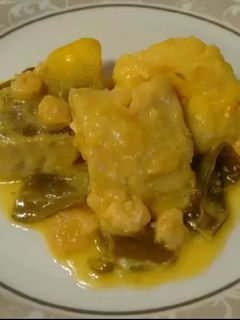 Una foto de Bacalao en salsa con pimientos y gambas