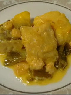 Una foto de Bacalao en salsa con pimientos y gambas