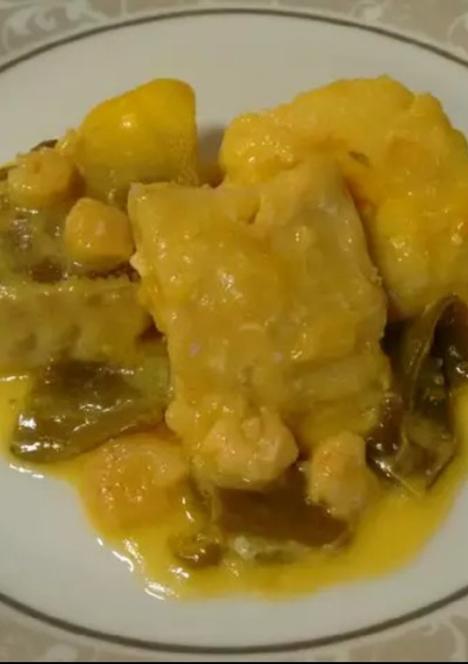 Una foto de Bacalao en salsa con pimientos y gambas