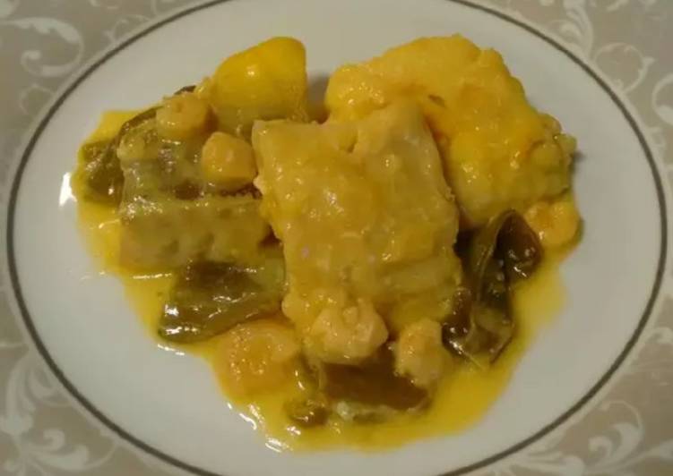 Bacalao en salsa con pimientos y gambas