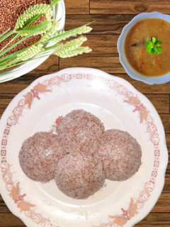 கேழ்வரகு இட்லி (Kelvaragu idli recipe in tamil) செய்முறை முக்கிய புகைப்படம்