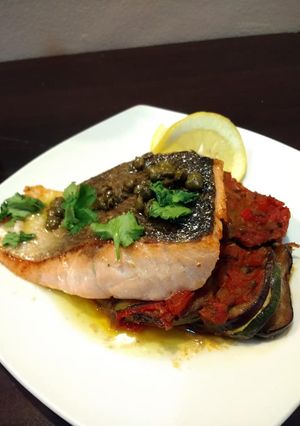 Una foto de Salmón a la mantequilla negra de alcaparras y ratatouille