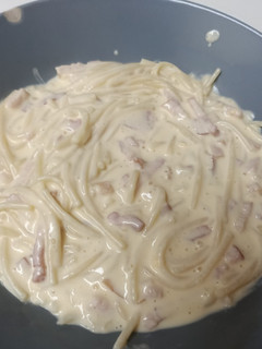 Una foto de Espaguetis con bacon, cebolla y queso Philadelphia