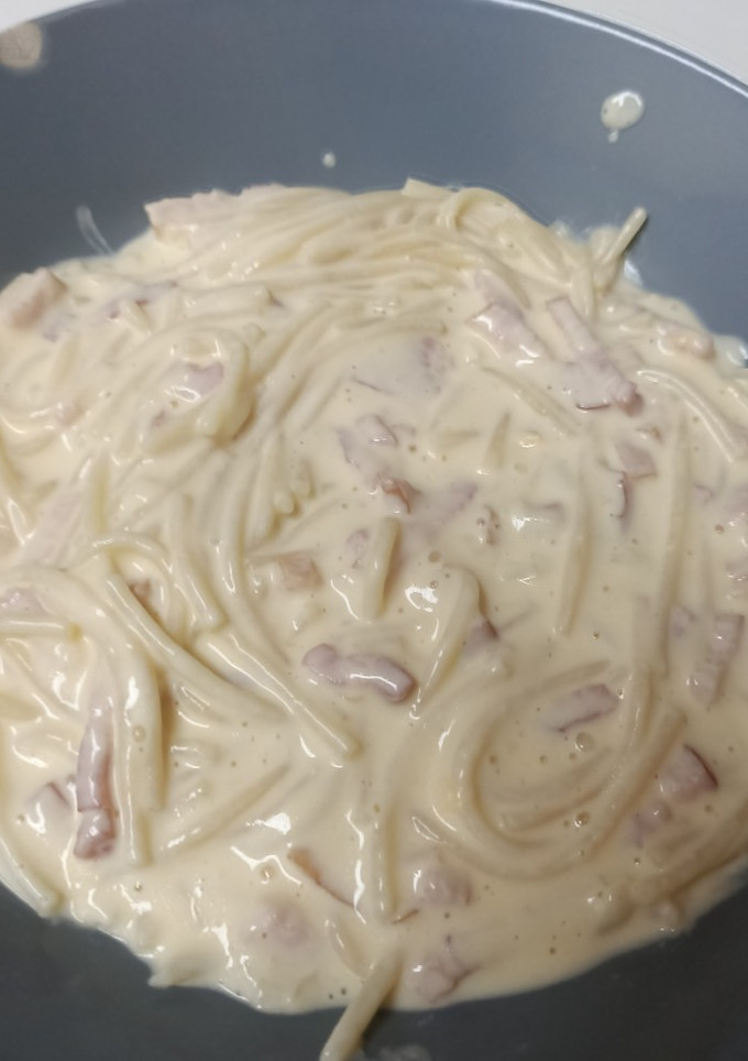 Una foto de Espaguetis con bacon, cebolla y queso Philadelphia