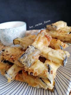 Una foto de Bastones de berenjena en tempura