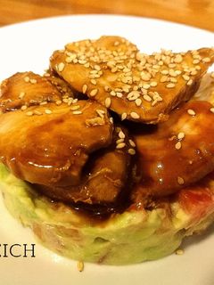 Una foto de Tartar de atún con soja y cítricos sobre aspic de guacamole