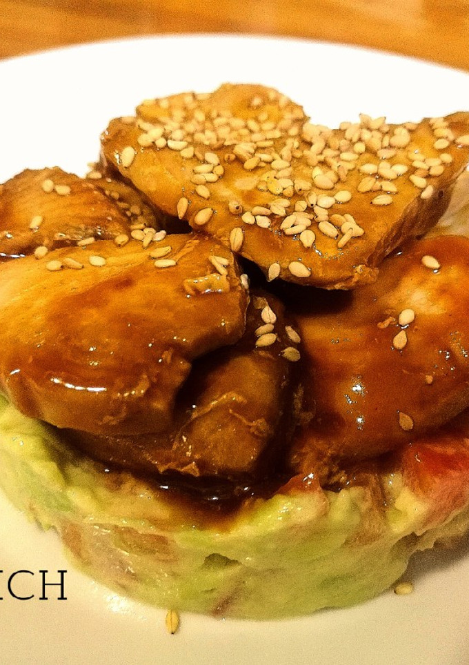 Una foto de Tartar de atún con soja y cítricos sobre aspic de guacamole
