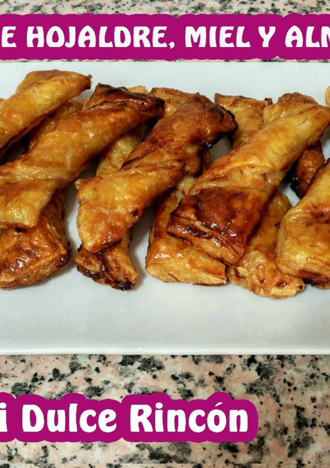 Una foto de Lazos de hojaldre, miel y almendra