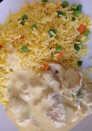 Una foto de Pollo en crema de mostaza (con arroz jardinero)