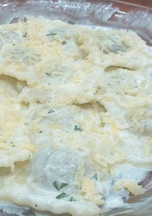 Una foto de Ravioles con crema y albahaca
