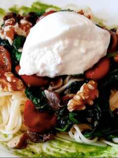 Una foto de Tallarines con burrata y pesto de espinacas
