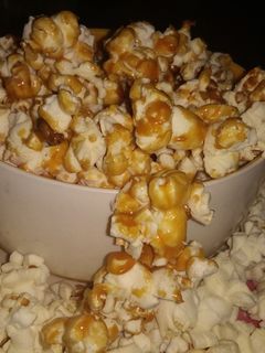 कॅरॅमल पॉपकॉर्न (caramel popcorn recipe in marathi) रेसिपी चे मुख्य फोटो