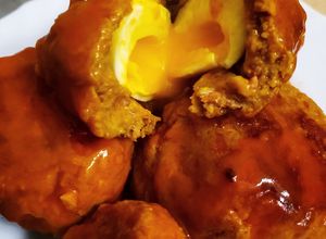 Una foto de Scotish eggs (albóndigas rellenas de huevo)