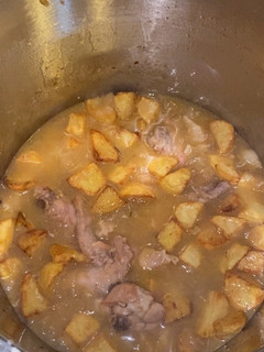 Una foto de Conejo encebollado con patatas (olla exprés) 🐰🧅