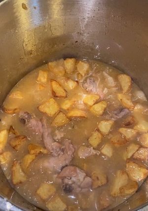 Una foto de Conejo encebollado con patatas (olla exprés) 🐰🧅