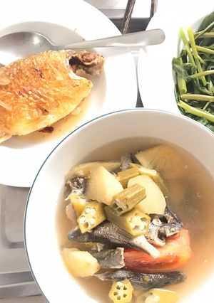 Hình của món Canh chua cá linh + cá he chiên giòn.