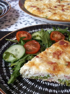 Una foto de Frittata de guisantes, feta y bacon con ensalada de rúcula