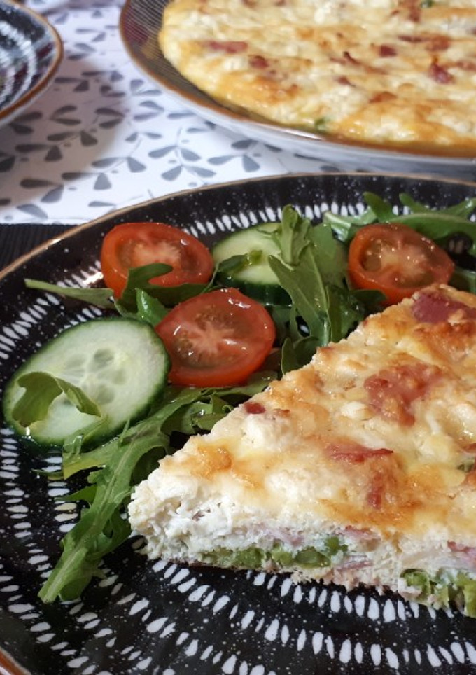 Una foto de Frittata de guisantes, feta y bacon con ensalada de rúcula