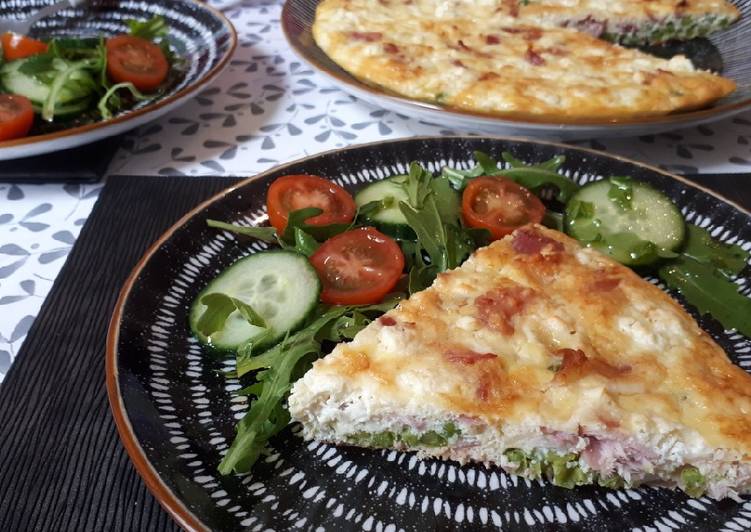 Frittata de guisantes, feta y bacon con ensalada de rúcula