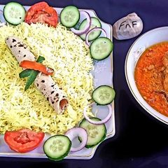 A picture of Fish curry with roti and chawal.