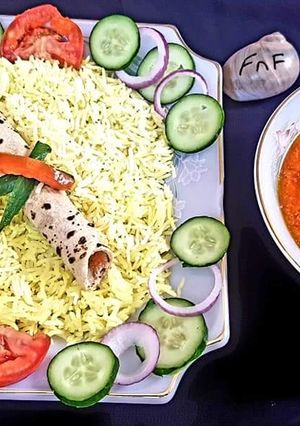 A picture of Fish curry with roti and chawal.