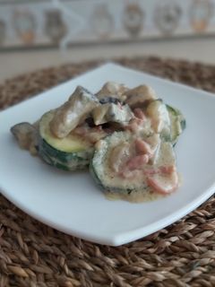 Una foto de Calabacines y berenjenas con salsa de bacon y queso