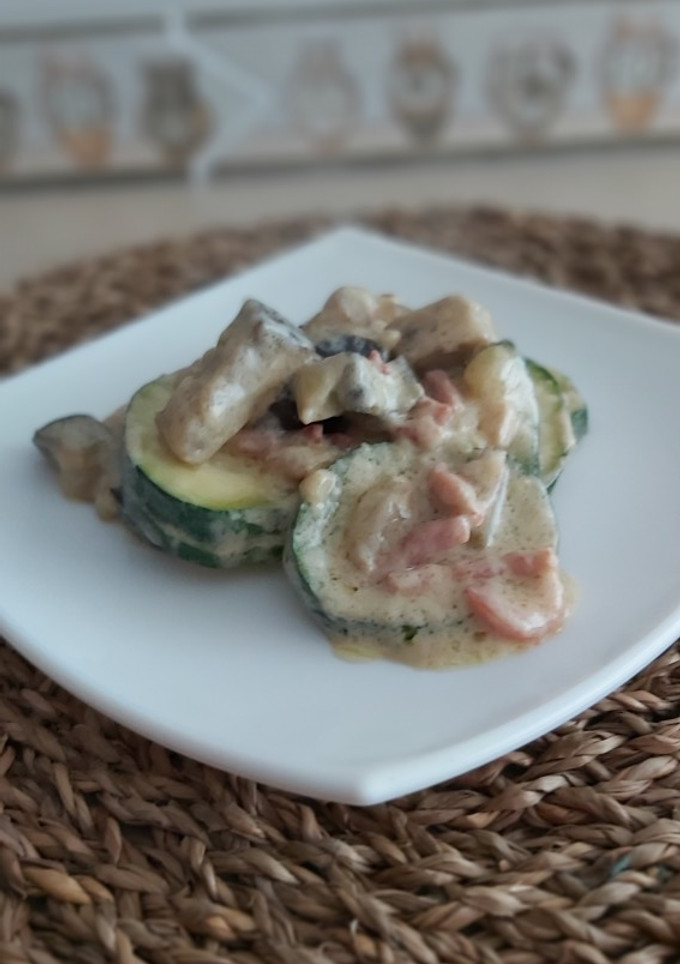 Una foto de Calabacines y berenjenas con salsa de bacon y queso