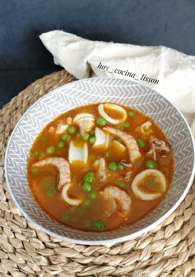 Una foto de Calamares guisados con gambas y guisantes