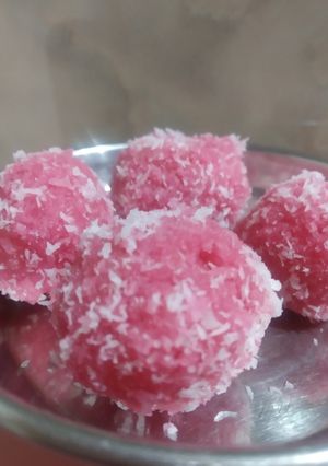 નાળિયેરના લાડુ (Coconut Ladoo Recipe In Gujarati) રેસીપી મુખ્ય ફોટો