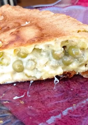 Una foto de Riquísimo omelette con arvejas y queso 🤤