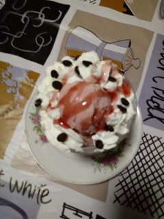 Una foto de Helado de fresa casero en heladera