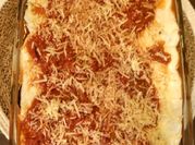 Una foto de lasagna de berenjena vegetariana
